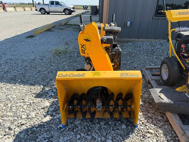 #16-•-cub-cadet-zx-30"-snow-blower-1i039b40077-inv#4519-image-2