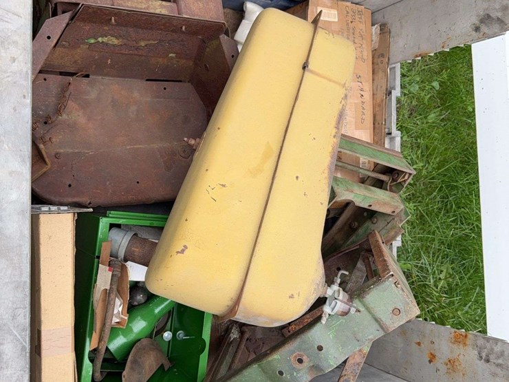 john-deere-standard-hydraulic-unit-&-assorted-john-deere-parts-image-1