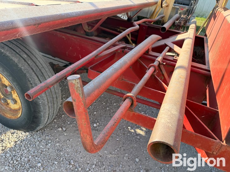 new-holland-1047-image-14