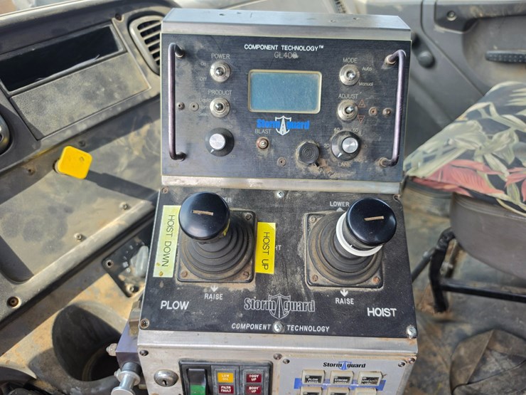 2005-freightliner-m2-106-image-72