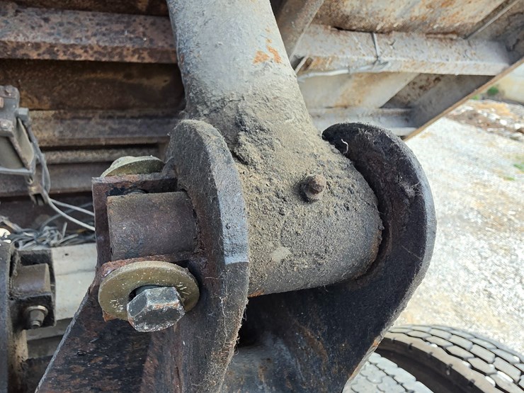 2005-freightliner-m2-106-image-25