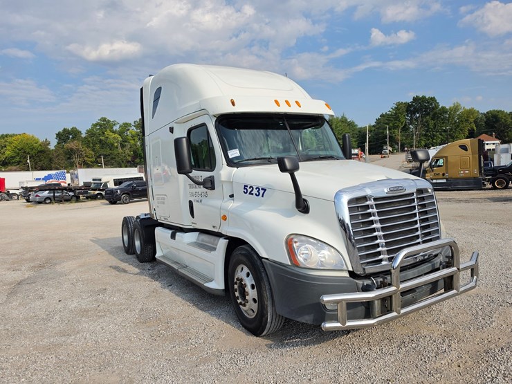 2012-freightliner-cascadia-125-image-20