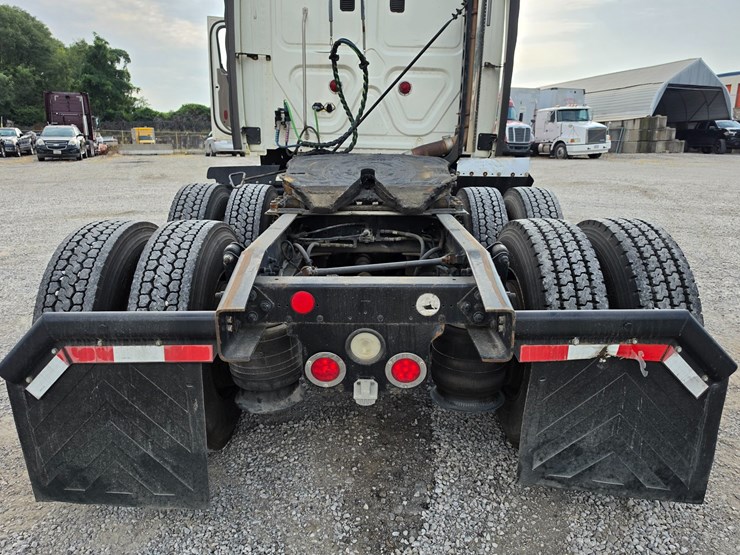 2012-freightliner-cascadia-125-image-78