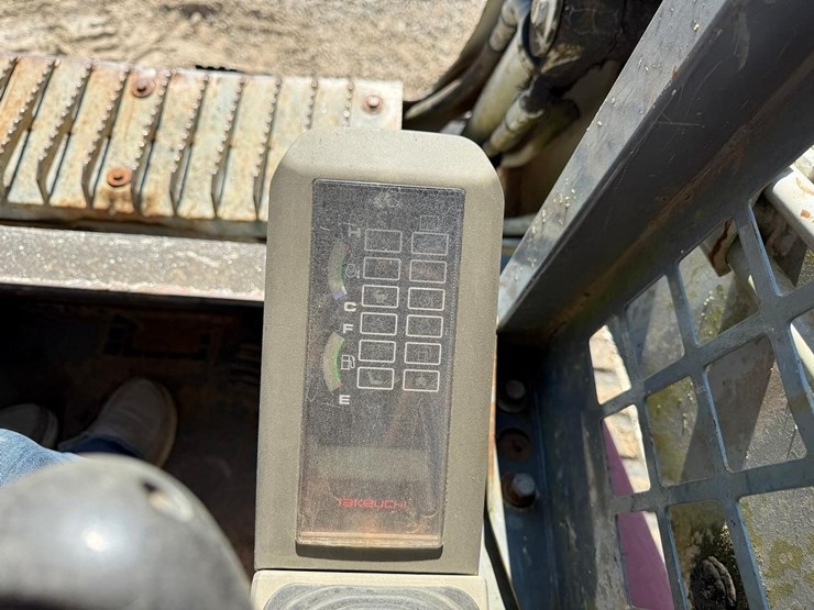 2013-takeuchi-tl230-image-21