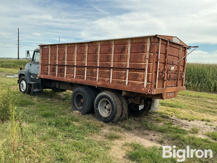 1981-ford-7000-image-8