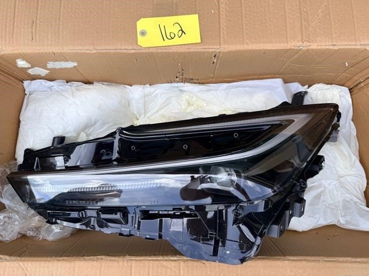 toyota-prius-headlight-image-1
