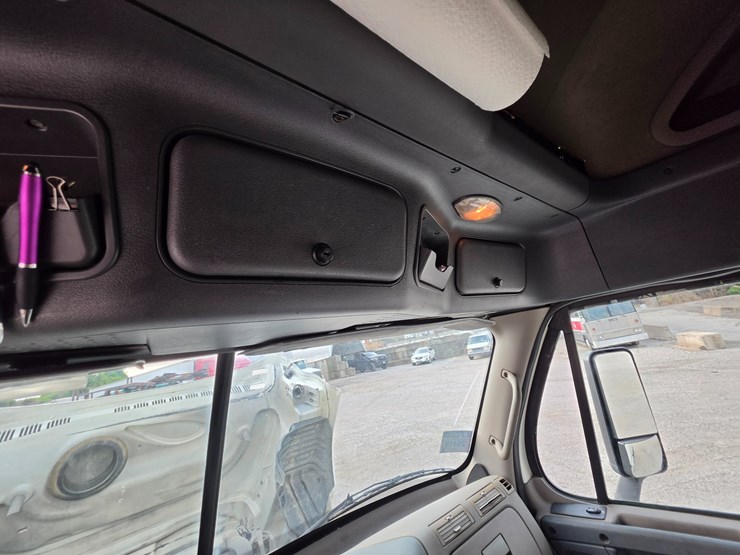 2012-freightliner-cascadia-125-image-70
