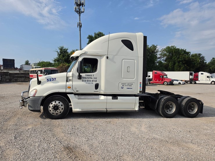 2012-freightliner-cascadia-125-image-4