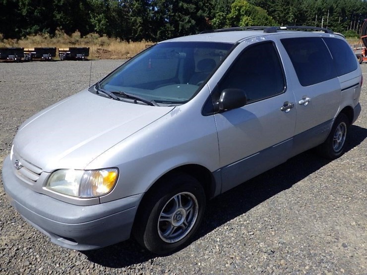 2002-toyota-sienna-image-1