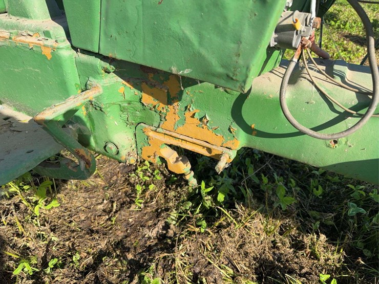 john-deere-330-image-6