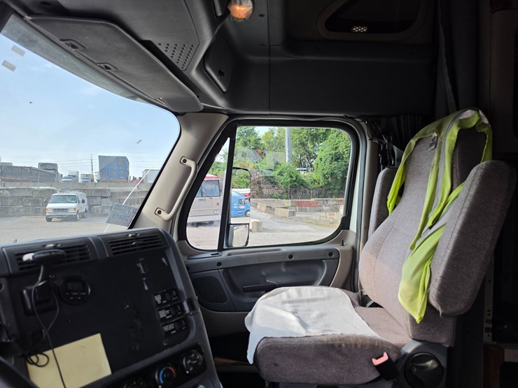 2012-freightliner-cascadia-125-image-52
