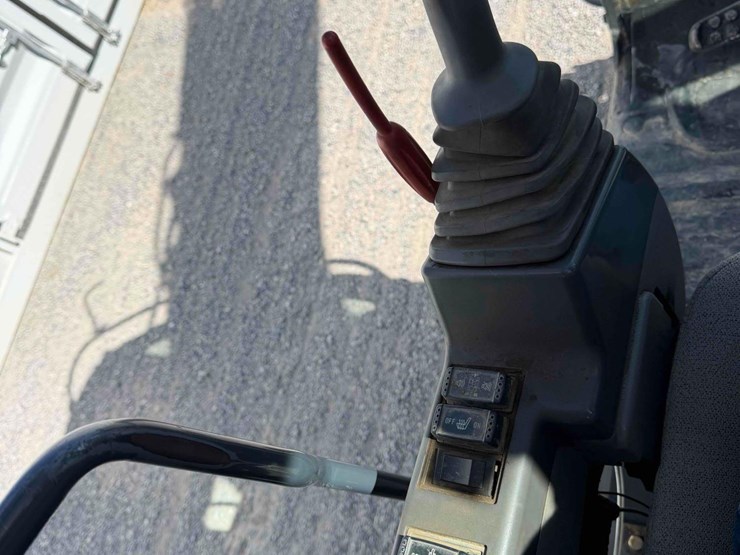 2011-deere-120d-image-26