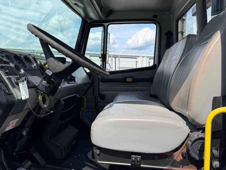 2000-freightliner-fl112-image-26