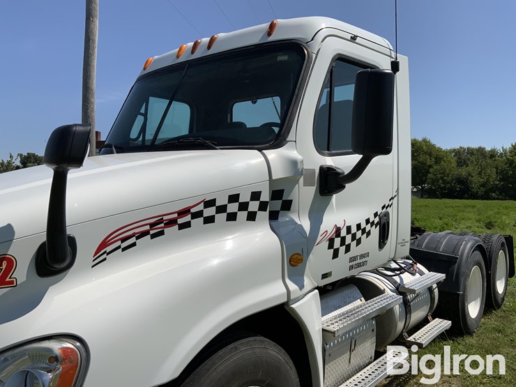 2012-freightliner-cascadia-125-image-10