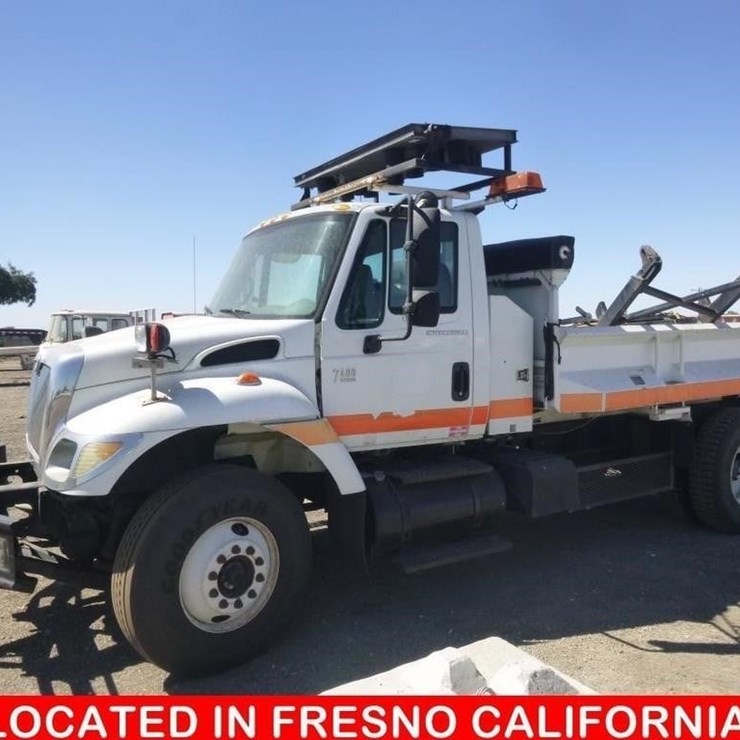 2004 INTERNATIONAL 7400