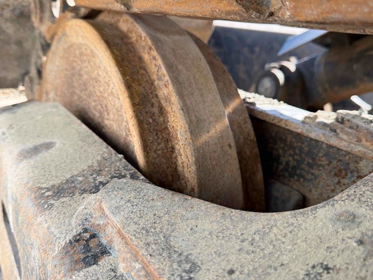 2011-deere-120d-image-15