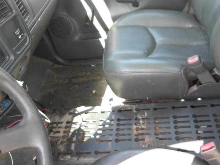 2005-chevrolet-silverado-2500-image-18