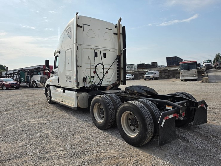 2012-freightliner-cascadia-125-image-9