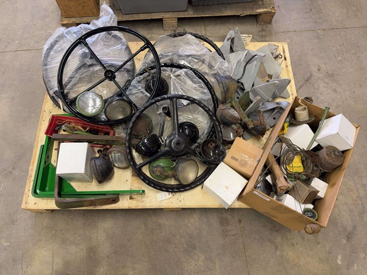 john-deere-steering-wheels-&-misc.-parts-image-1