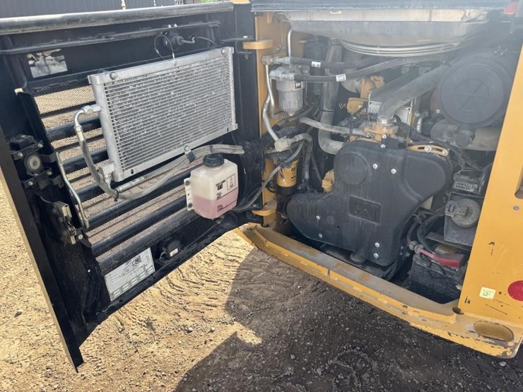 2021-caterpillar-299d3-image-39