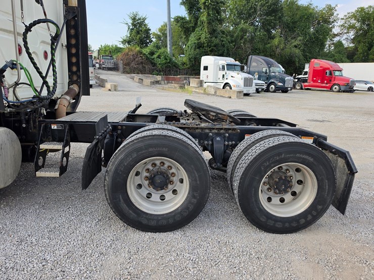 2012-freightliner-cascadia-125-image-76