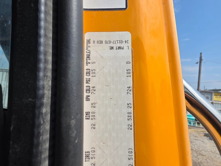 2005-freightliner-m2-106-image-64