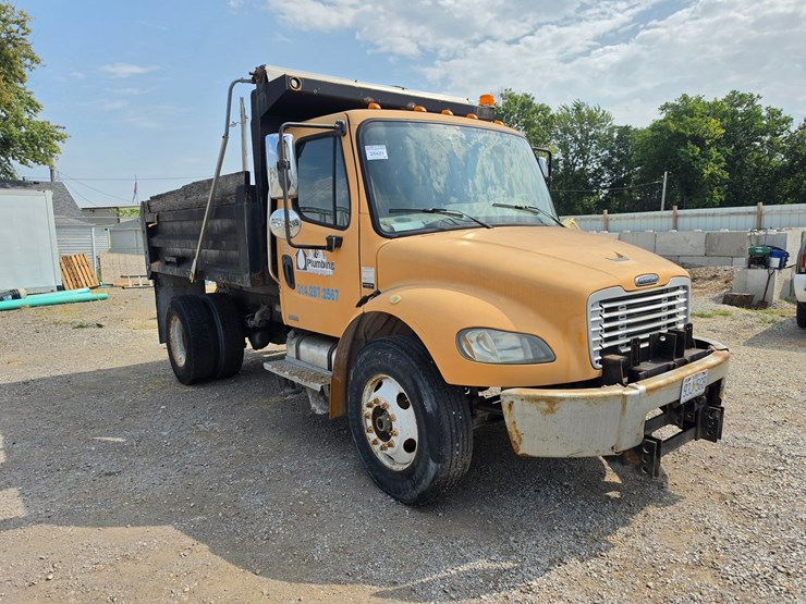 2005-freightliner-m2-106-image-13