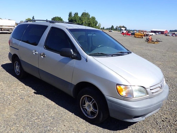 2002-toyota-sienna-image-7