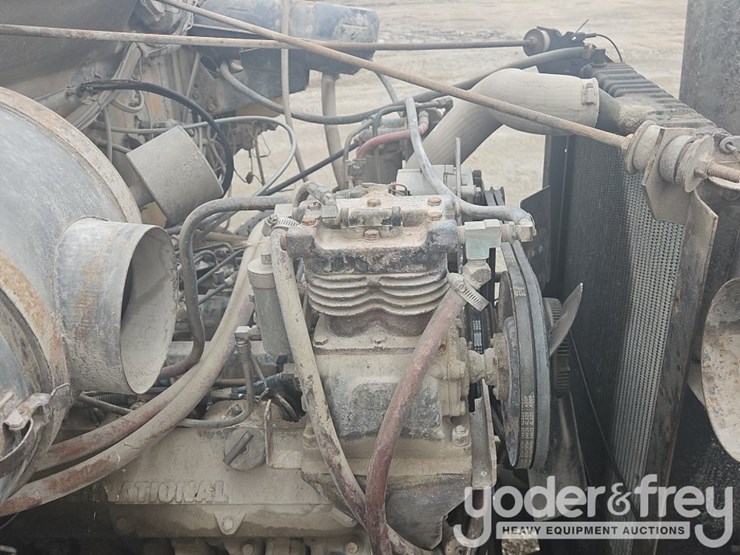 1985-international-s1700-image-25