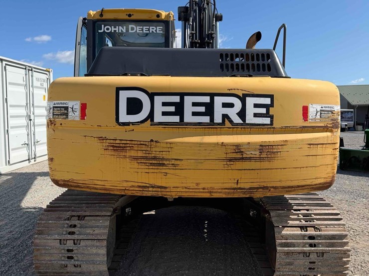 2011-deere-120d-image-5