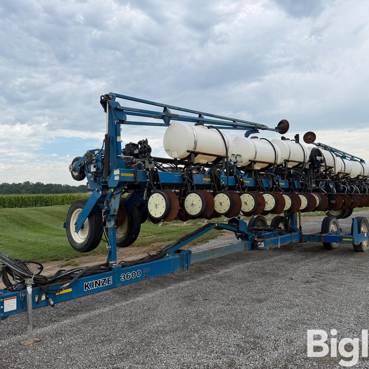 Kinze 3600 16R30 Planter