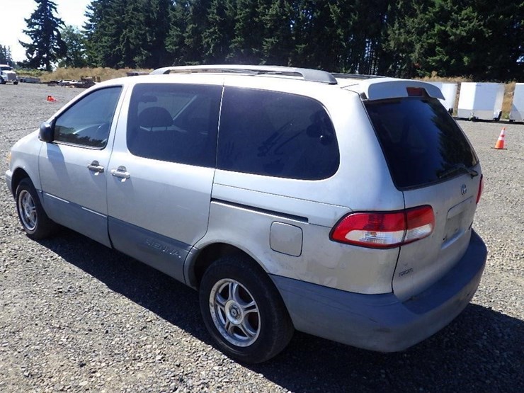 2002-toyota-sienna-image-3