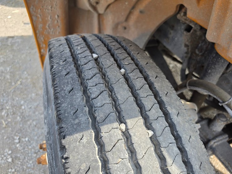 2005-freightliner-m2-106-image-53