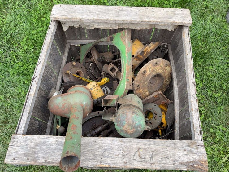 john-deere-dubuque-transmission-&-air-cleaner-parts-image-1