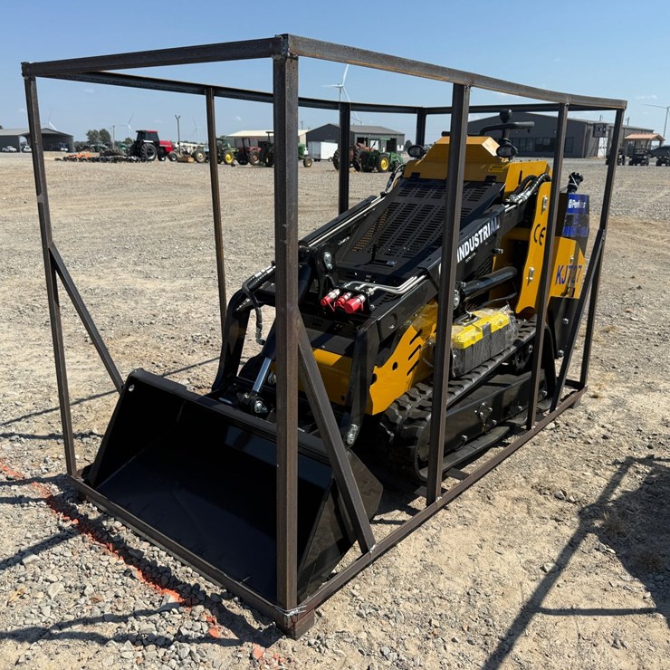 #76 • Unused 2026 Cfg KJT27 Stand-On Skid Steer Loader KJT272026M0622193 INV#4561