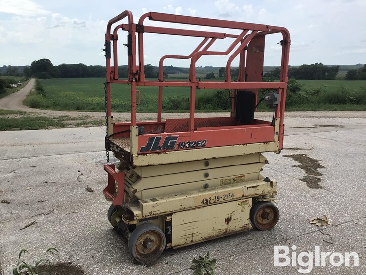 2002-jlg-1932e2-image-3