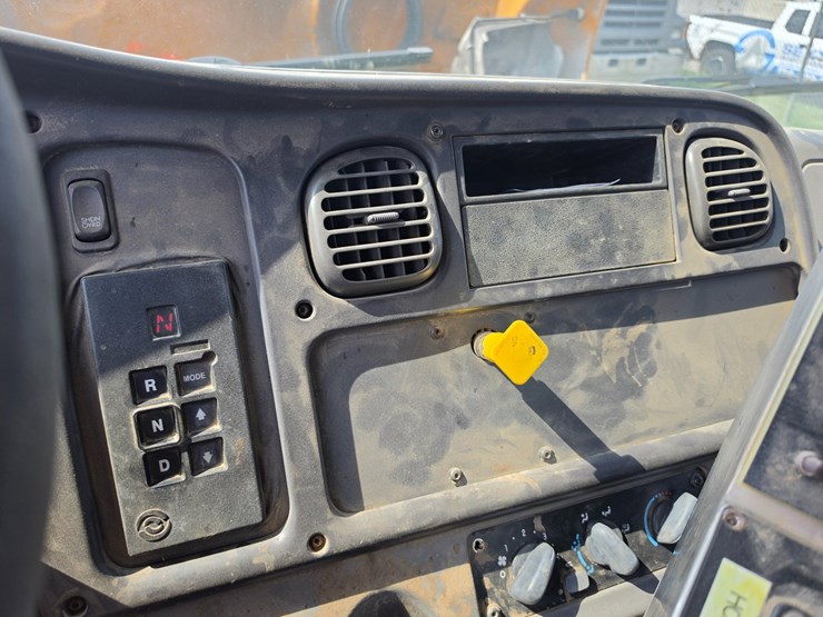 2005-freightliner-m2-106-image-69