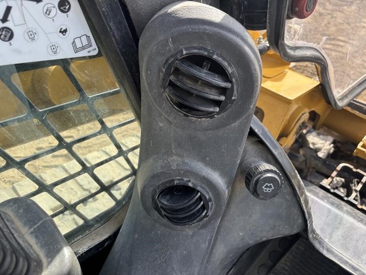 2021-caterpillar-299d3-image-29