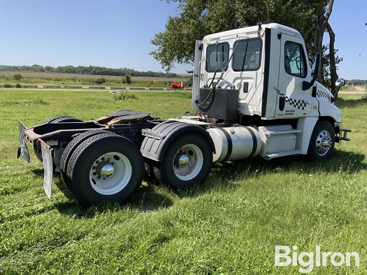 2012-freightliner-cascadia-125-image-5