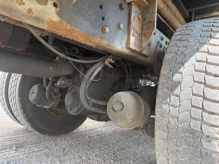 2000-freightliner-fl112-image-20