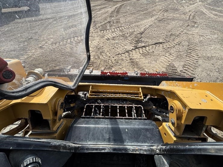 2021-caterpillar-299d3-image-24
