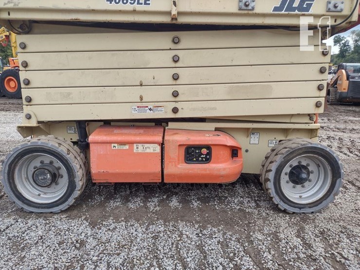 2010-jlg-4069le-image-15