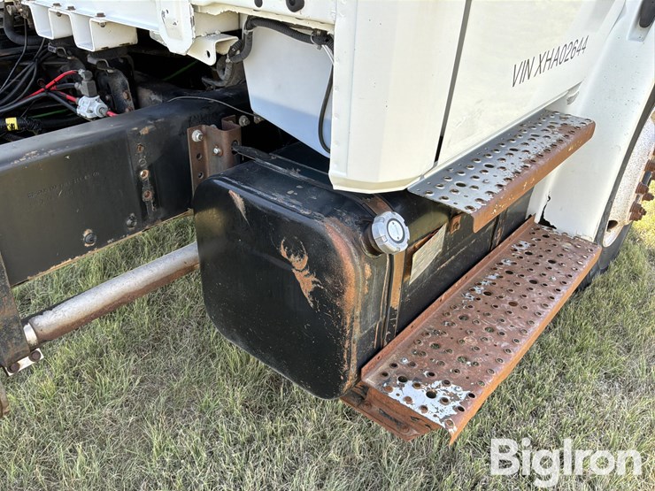 1999-freightliner-fl70-image-17