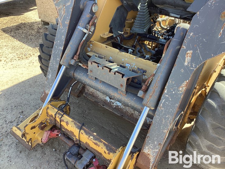 2011-deere-326d-image-12