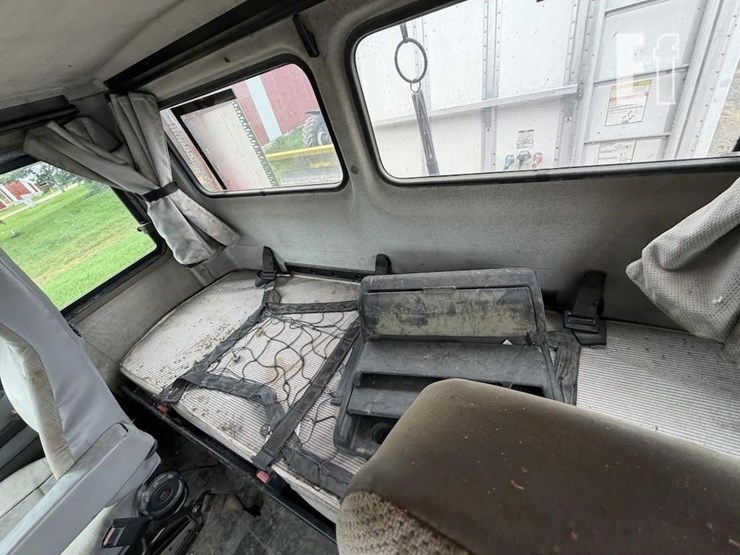 2000-freightliner-fl112-image-15