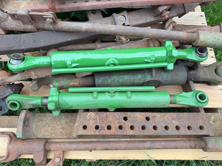 john-deere-dubuque-3-point-hitch-parts-image-2