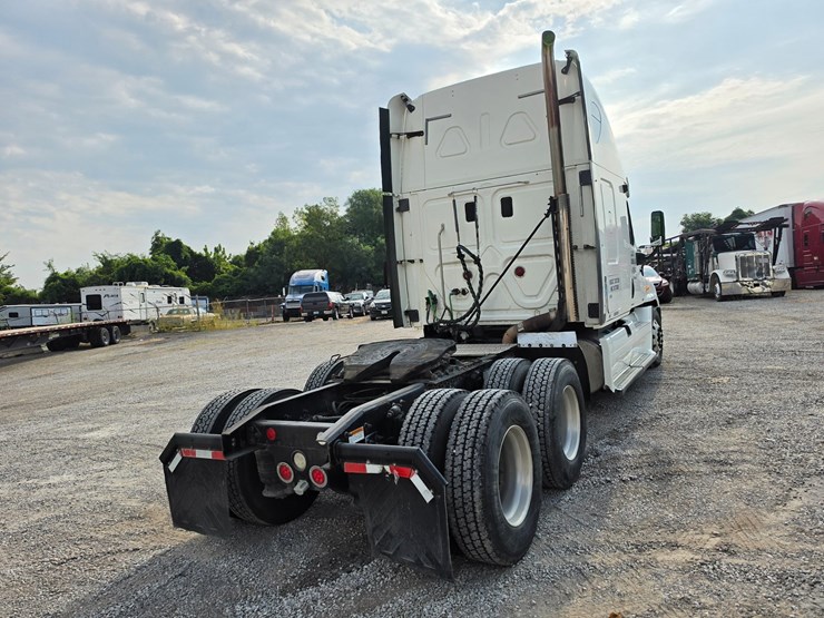 2012-freightliner-cascadia-125-image-12