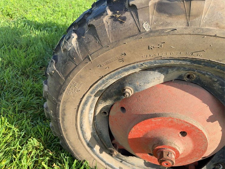 john-deere-320-image-23