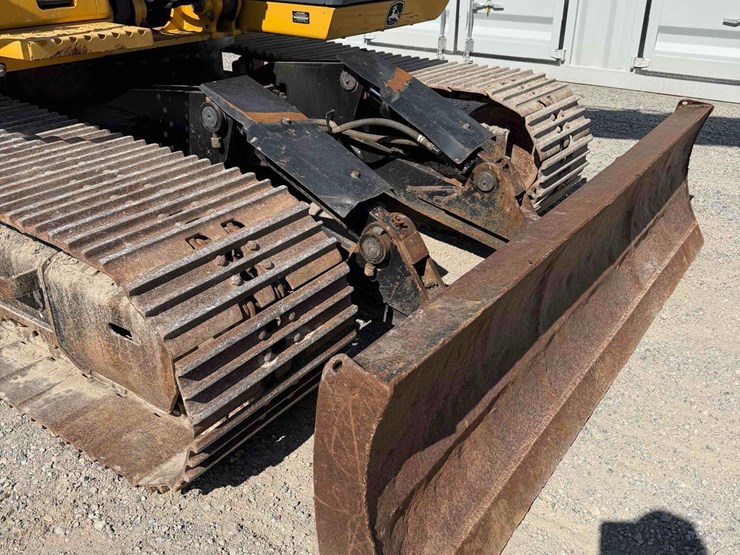 2011-deere-120d-image-8