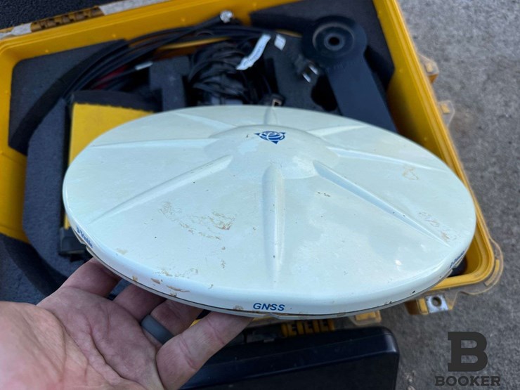 trimble-tmx-2050-monitor,-gnss-receivers-&-base-station-kit-image-5